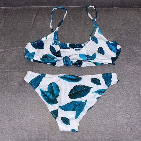 New.  CUPSHE BIKINI.  Size Large.  Top fits B cup. - Picture 3 of 5